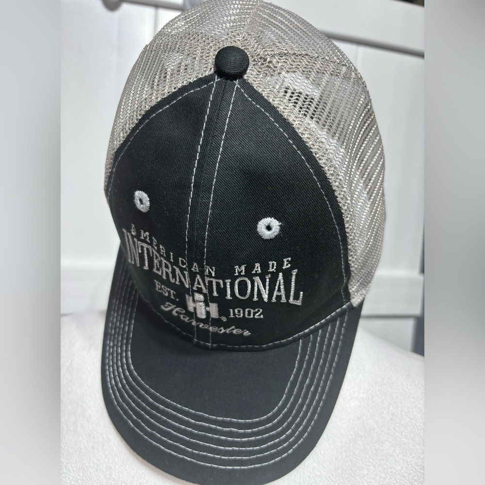 NWT International Harvester black/grey trucker hat